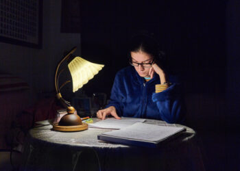 Is reading in dim lighting bad for you?